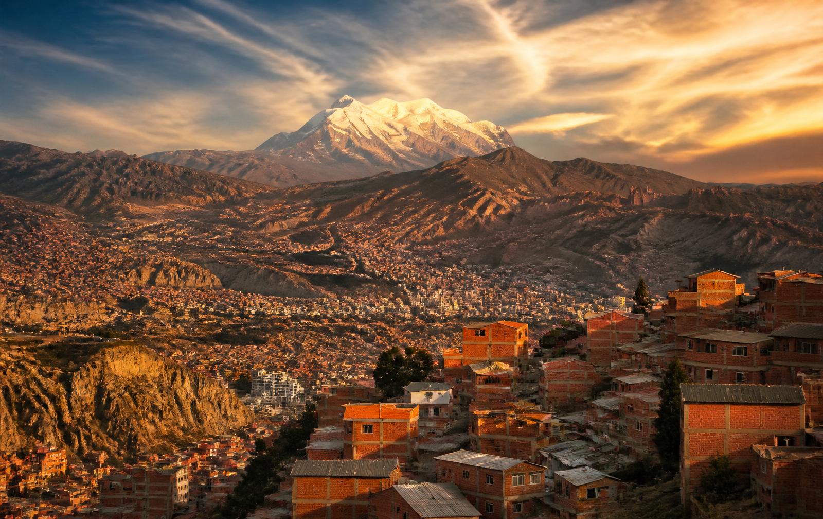La Paz con el Illimani al fondo